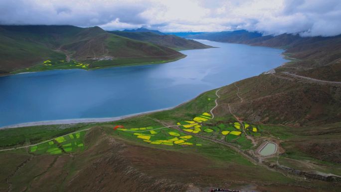 七月西藏羊湖羊卓雍错航拍滑翔伞湖泊航拍