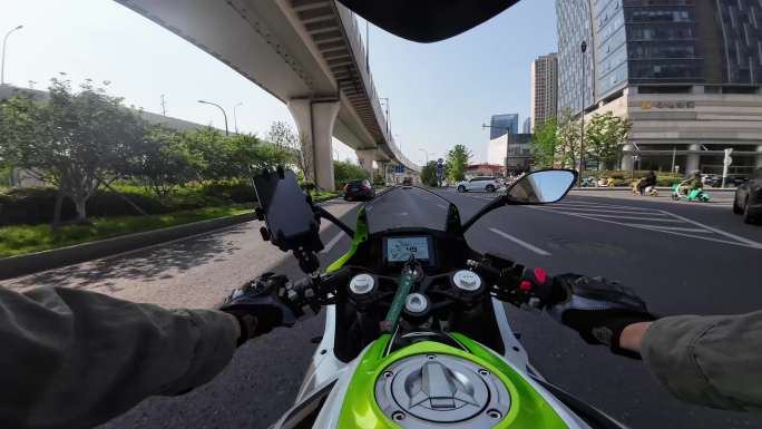 骑摩托车城市骑行第一人称视角