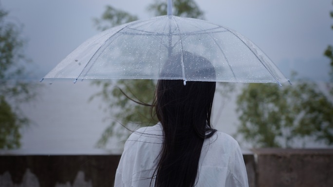 女人雨中撑伞孤独情绪