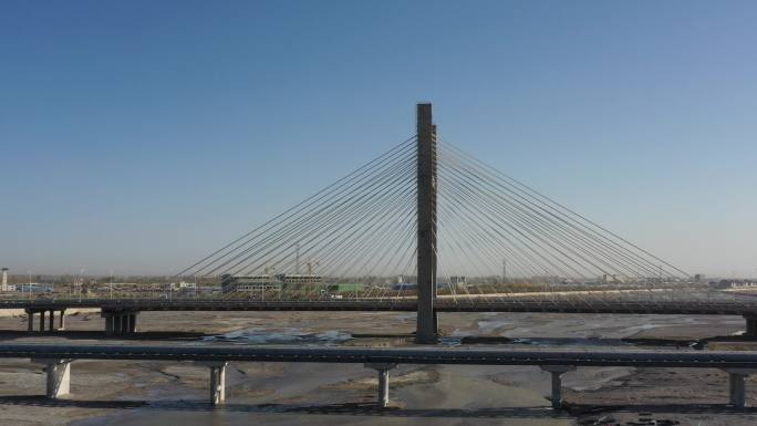肃州区北大河金河大桥旁的热电联供管道