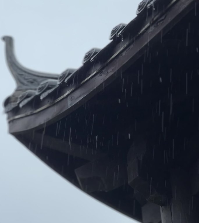 古风建筑下雨屋檐阴天