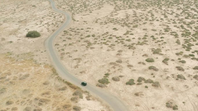 【4K】沙漠公路上的车