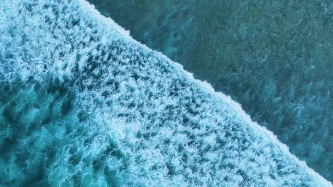 【4K高清】航拍下的蓝色大海与波浪