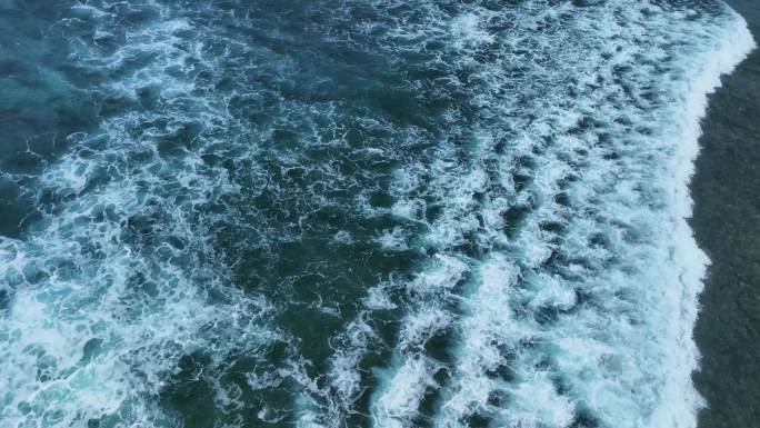 【4K商用】航拍下大海中的波浪