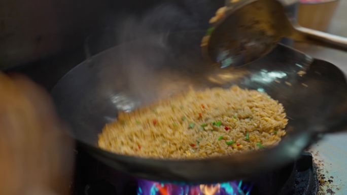 城市工人夜晚夜宵摊蛋炒饭烧烤