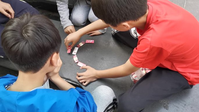 学生玩烟卡游戏