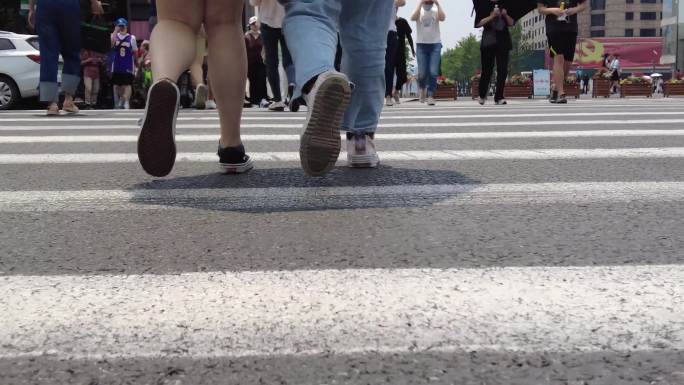 城市行人过马路脚步
