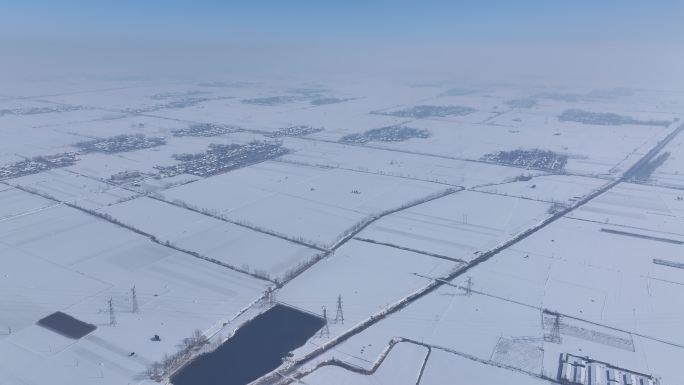 山东菏泽境内黄淮平原上的村庄雪景