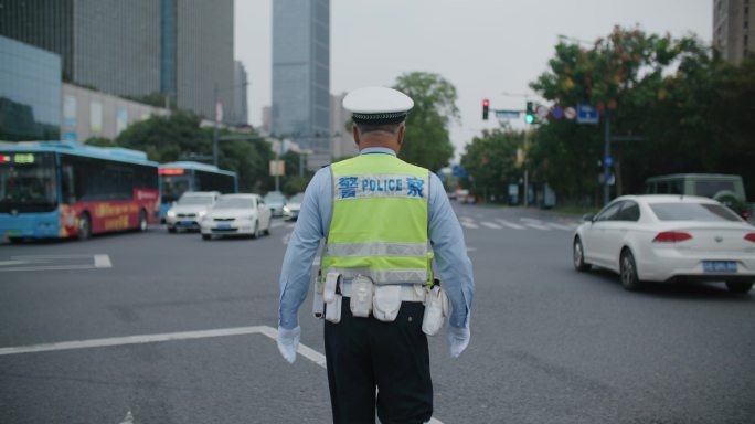 6K警察公安形象背影脚步雨中交警地铁民警