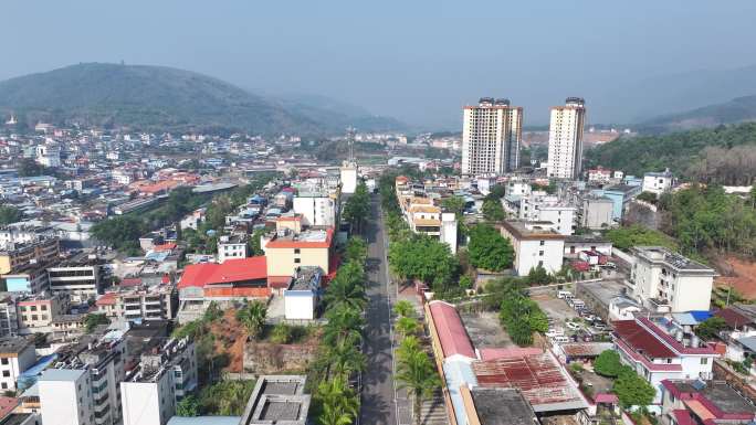 左边是缅甸九谷右边是瑞丽市畹町