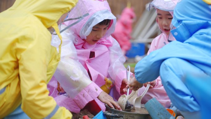 幼儿园穿雨衣玩