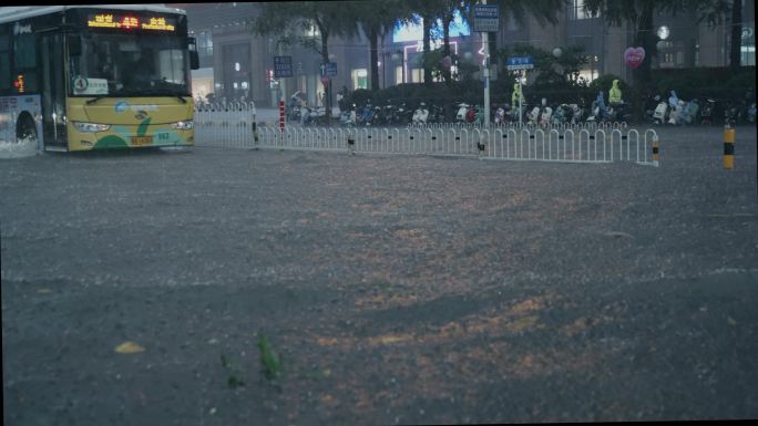 暴雨街景-慢镜头