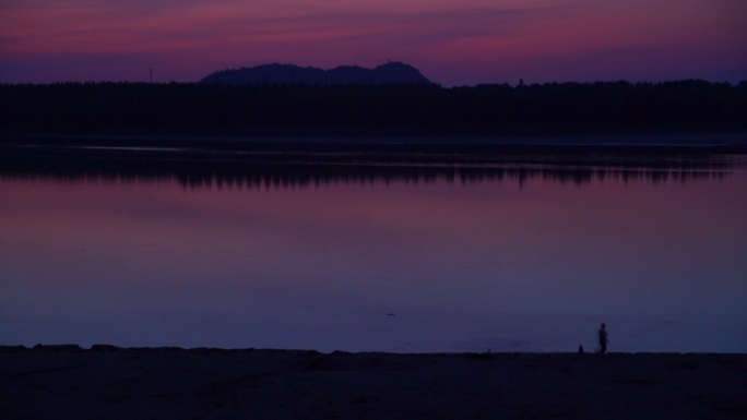 夕阳西下黄河岸边的行人