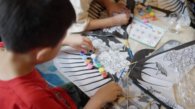 儿童亲子活动制作风筝绘画上色