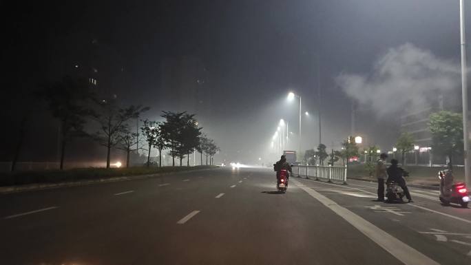 烟雾道路雾公路烟花秀畨雾蒙蒙车灯逆光烟雾