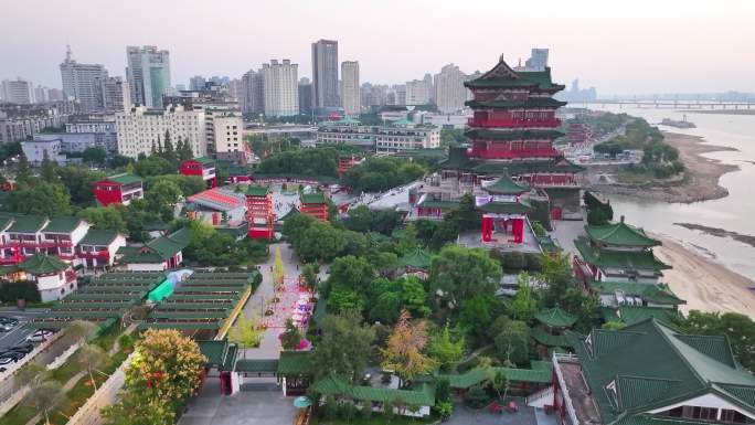 江西南昌滕王阁旅游区夜晚夜景航拍东湖区城