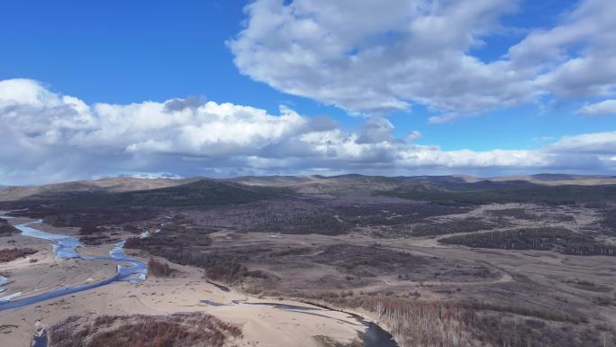 延时航拍蓝天白云河谷山岭红柳树 (1)