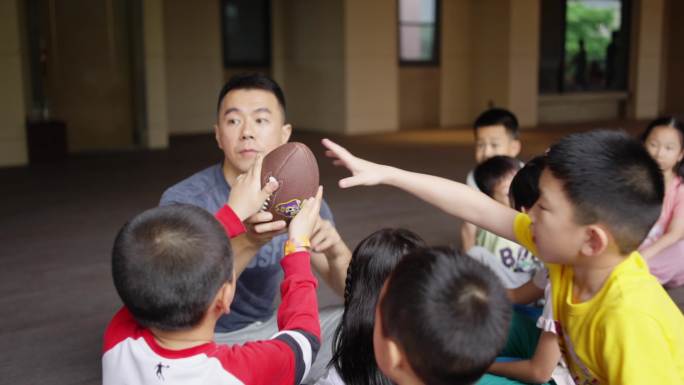 儿童上课学习橄榄球知识亲子活动