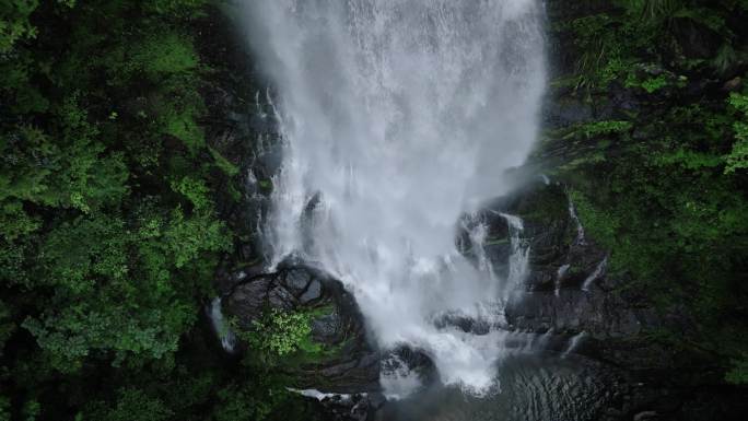 山谷瀑布水流带声音