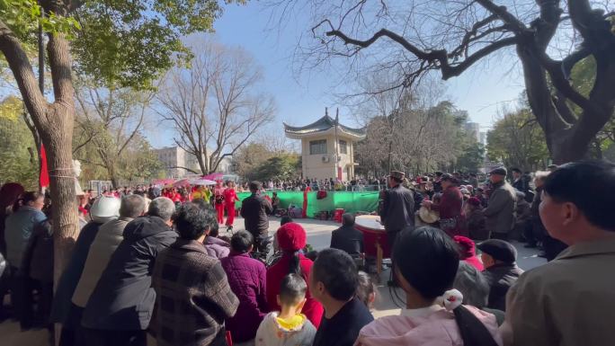 集市人群围观民间戏剧演绎表演