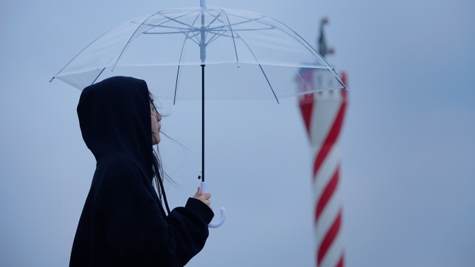 唯美文艺雨天女孩打着伞看向远方