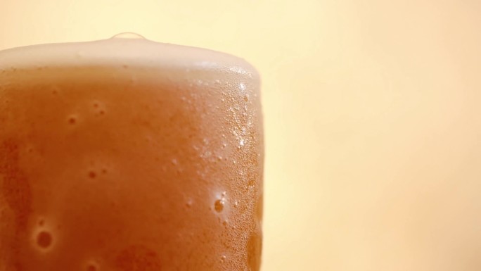 啤酒沫溢出 倒啤酒 啤酒气泡 精酿啤酒1