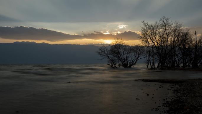 延时拍摄湖边的日落