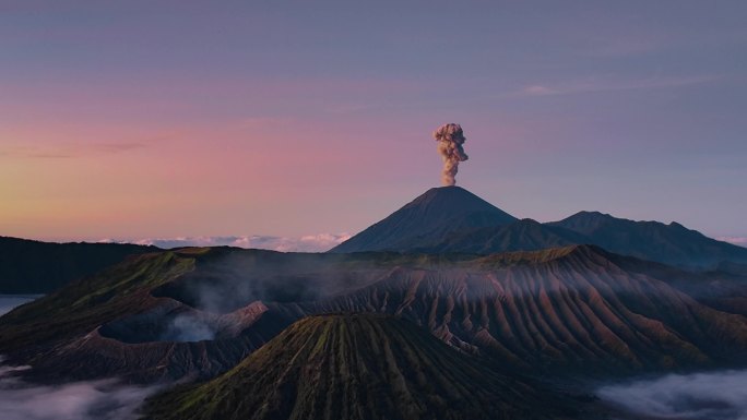 印度尼西亚布罗莫火山绝美日出晚霞