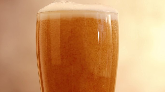 啤酒沫溢出 倒啤酒 啤酒气泡 精酿啤酒2