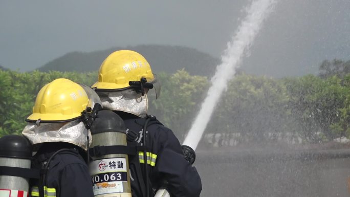 危化品泄露 应急演练消防救援 油罐车起火