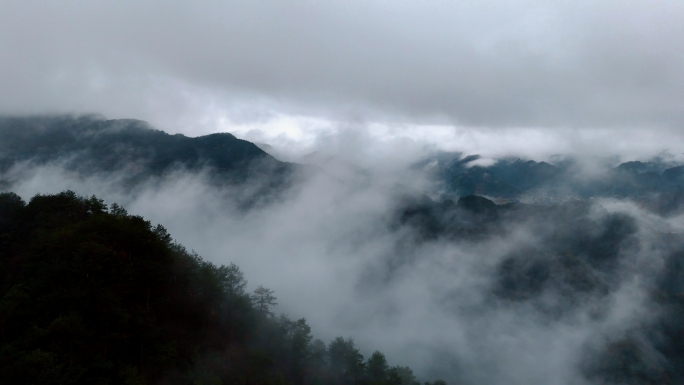 云雾迷雾层峦叠嶂中国风水墨画远山山峦晨雾