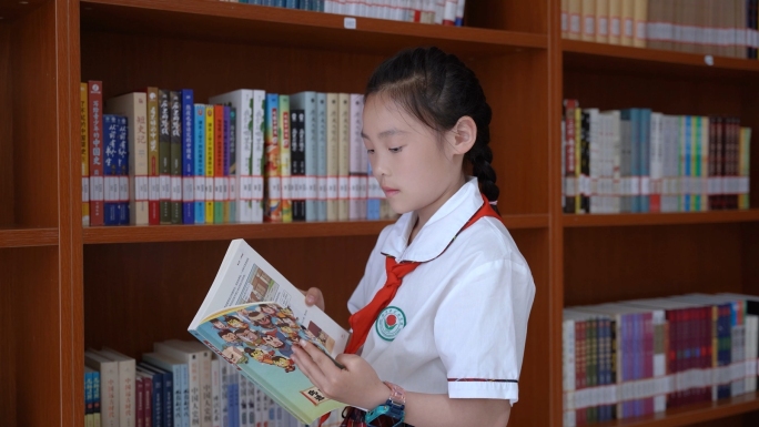 女孩子在图书馆读书阅读学习