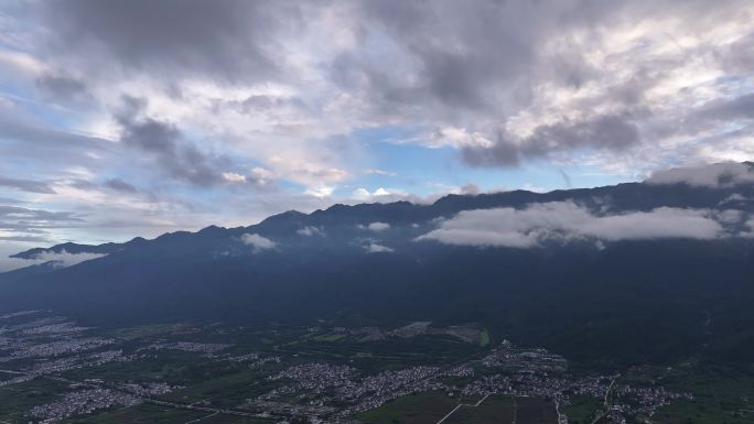 航拍大理苍山