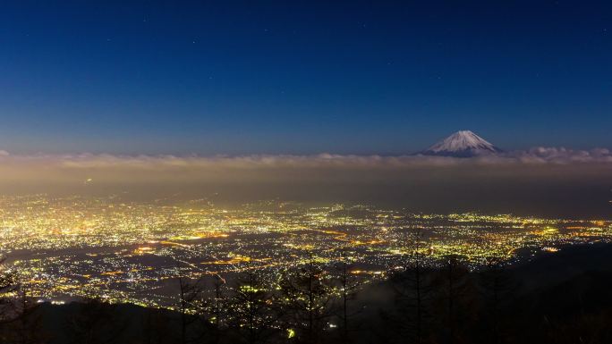 夜晚从甘利山拍摄的富士山延时照片