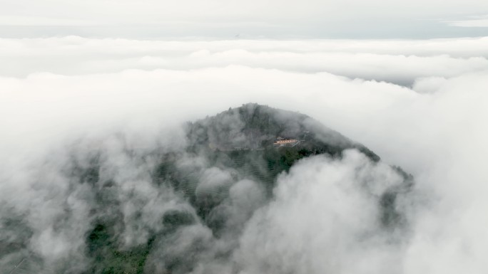 浓雾中横飞环绕航拍临海茶仙洞