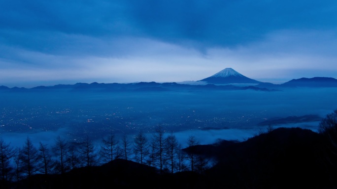 日本的富士山和云海