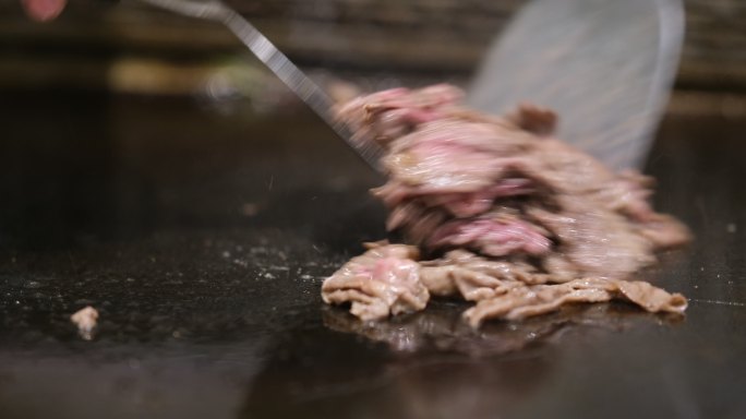 日式铁板烧翻炒牛肉的特写