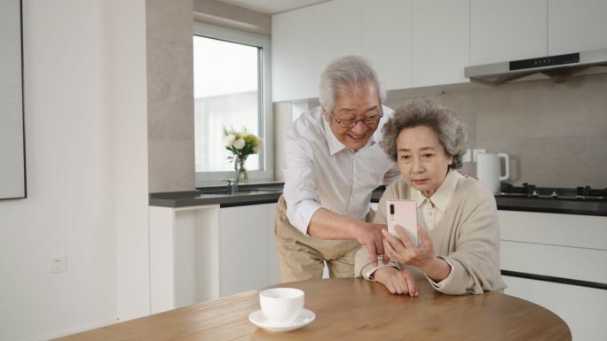 老年夫妇在家使用手机