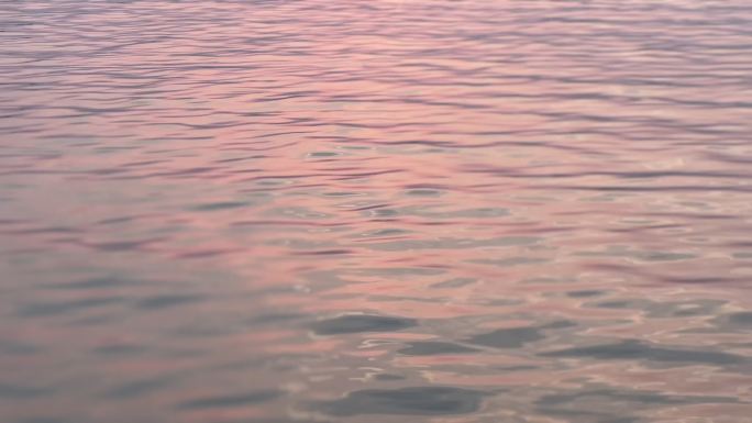 夕阳彩波纹水面