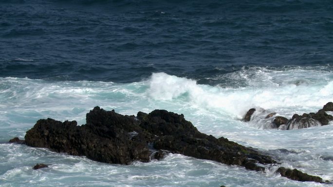 被海浪冲刷的岩石