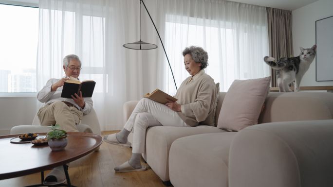 老年夫妇的美好阅读时光