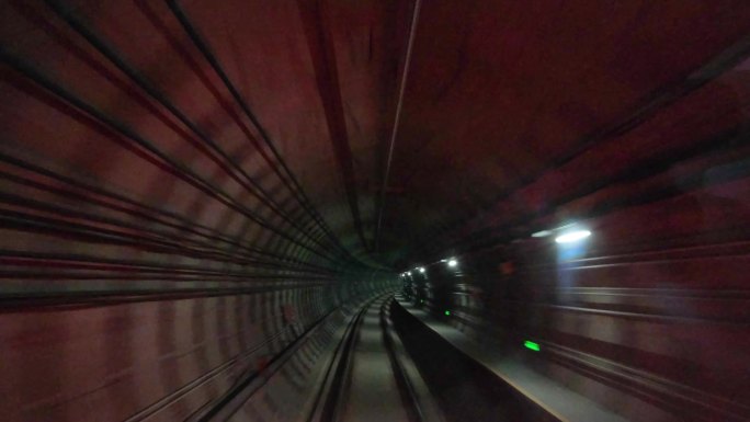 唯美城市地铁隧道中穿梭快速行驶第一视角4