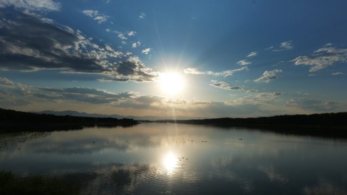 唯美日光下湖面
