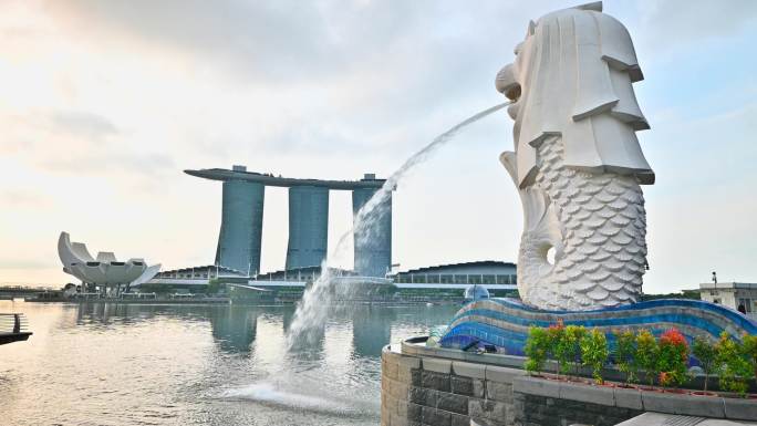 新加坡鱼尾狮公园和滨海湾金沙酒店早晨4K