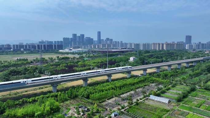 航拍高铁驶过杭州未来科技城