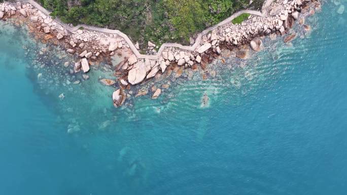 海浪拍打岩石