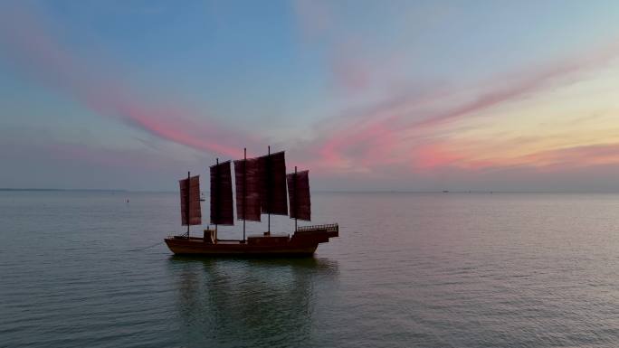 史诗级晚霞中的洪泽湖帆船