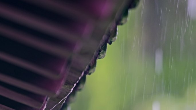 屋檐雨水水滴雨滴滴下