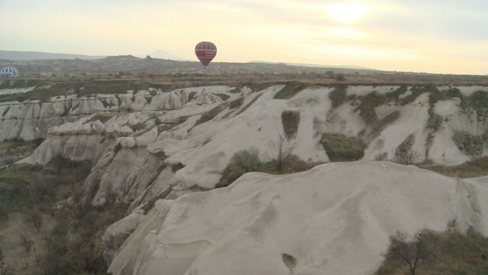 气球漂浮在土耳其卡帕多西亚的岩石山谷