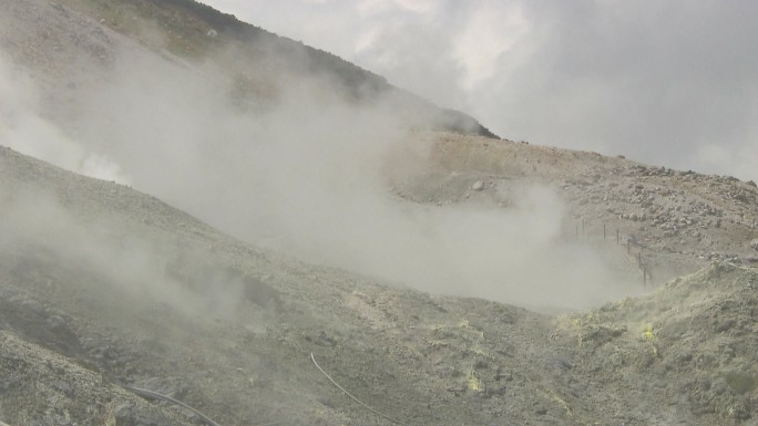 在日本的立山，蒸汽从地面升起